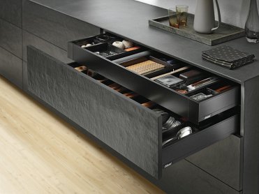 Внутренний ящик LEGRABOX pure TIP-ON BLUMOTION (высота M 90,5, глубина 270 мм, 10-20 кг), терра-черный